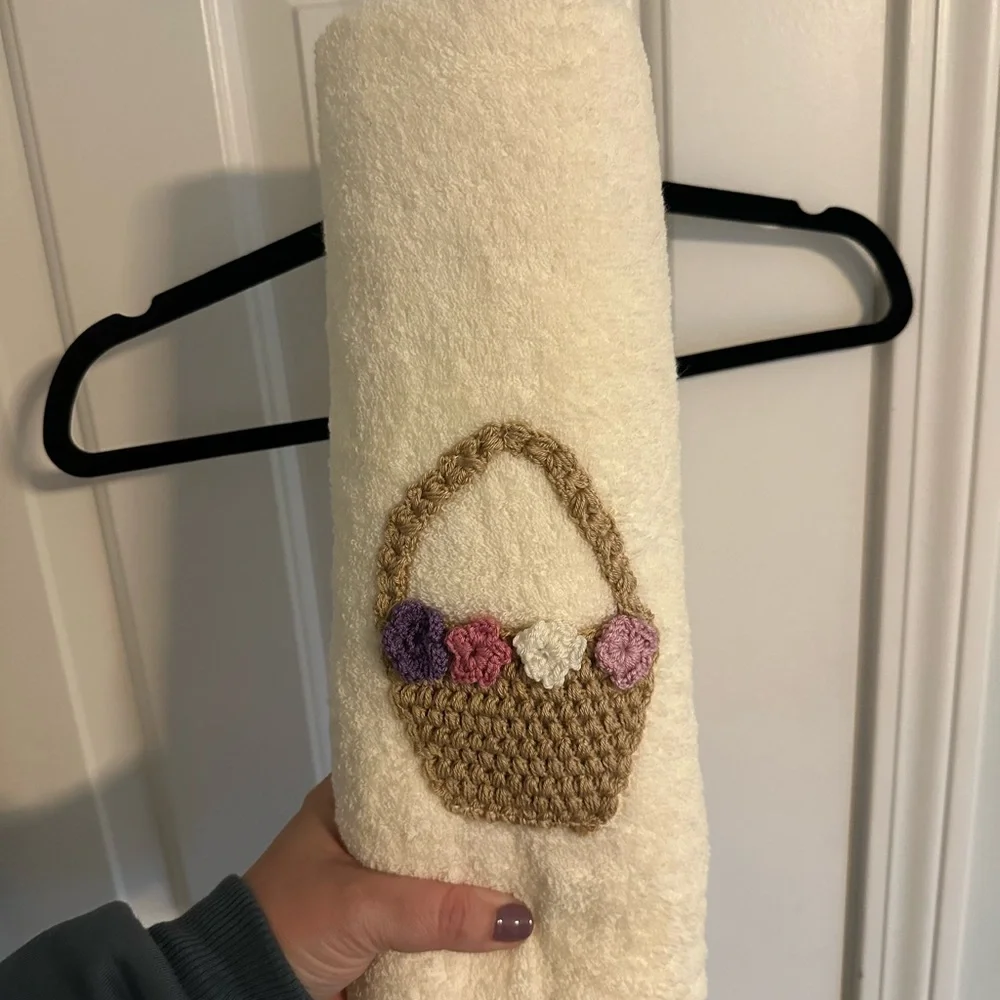 NWOT Towel Set 4 with Crochet Detail
